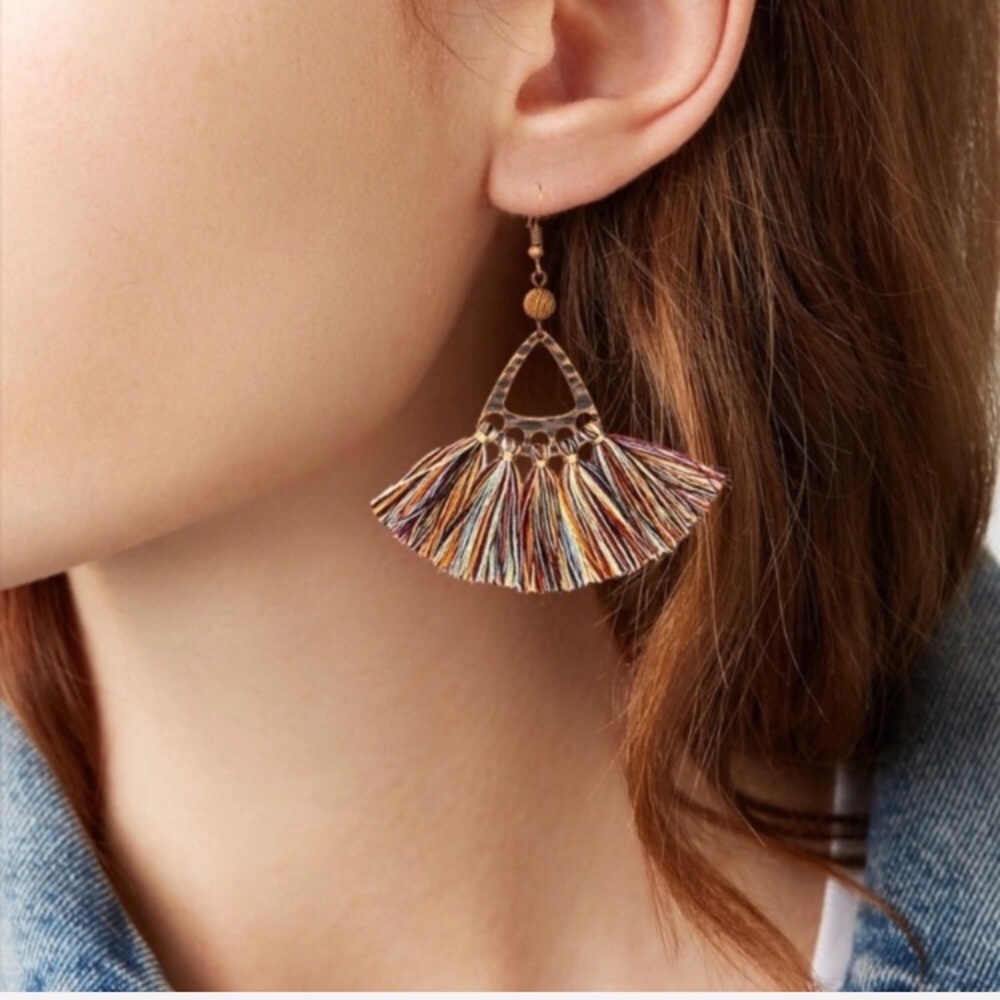 🔴 5/$20 Boho fringe tassel earrings green & cream - Picture 3 of 3